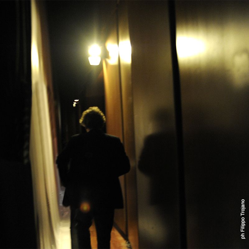 TRA UN MANIFESTO E LO SPECCHIO