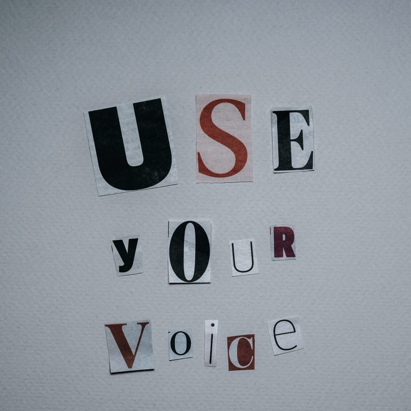 “…SI PUO’ MENTIRE CON LA PAROLA, MA NON CON LA VOCE E LE SUE SFUMATURE…” Intervista alla dottoressa Giuliana Pisanu